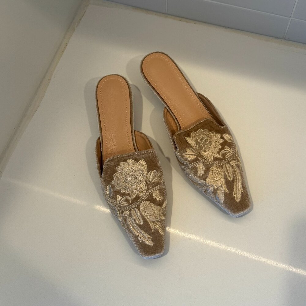 NWOT embroidered kitten heel mules